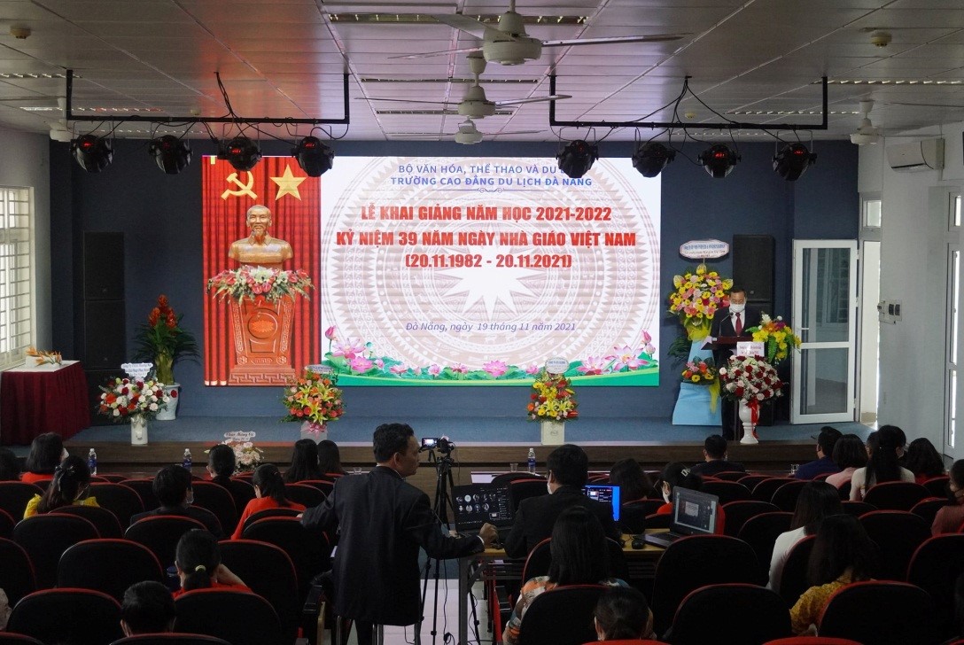 (Thầy Nguyễn Duy Quang – Hiệu trưởng phát biểu tại buổi lễ khai giảng)